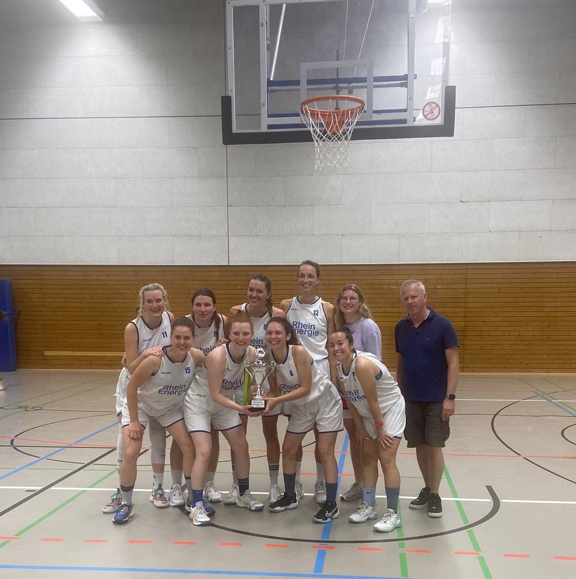Strahlende Siegerinnen: Die Damen des DTV Basketball Köln